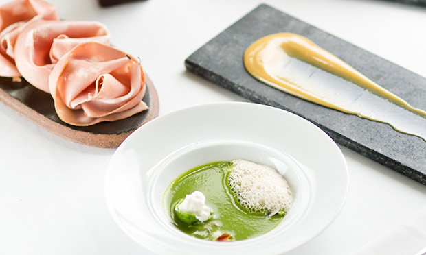 Caldo verde com couve, flores e amendoim Caldo verde com couve, flores e amendoim