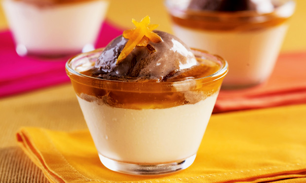 Musse de chocolate branco com calda de damasco e sorvete Musse de chocolate branco com calda de damasco e sorvete