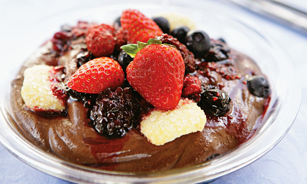 Musse de chocolate com calda de frutas vermelhas