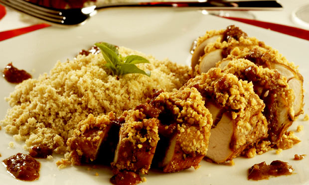 Peito de frango com amendoim e farofa de gengibre Peito de frango com amendoim e farofa de gengibre