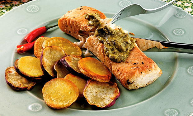 Peixe com batata-doce e molho de espinafre e ricota Peixe com batata-doce e molho de espinafre e ricota