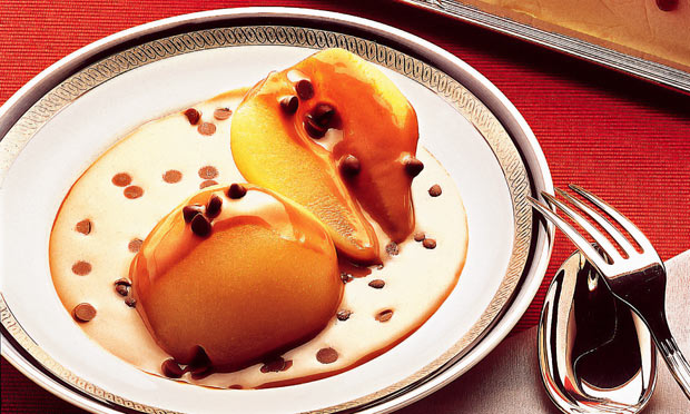Pera com creme de chocolate e sorvete