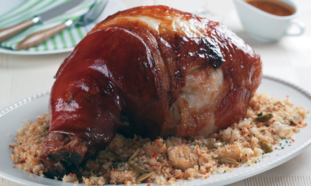 Pernil assado na cachaça e farofa de pão