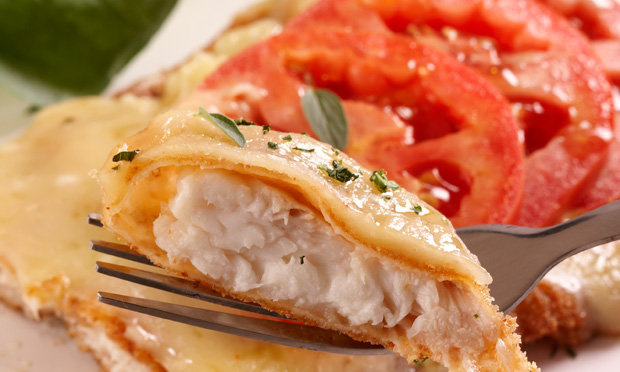 Pescada à parmegiana Pescada à parmegiana