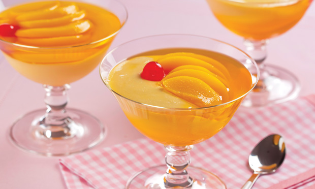 Gelatina de pêssego em calda com sorvete Gelatina de pêssego em calda com sorvete