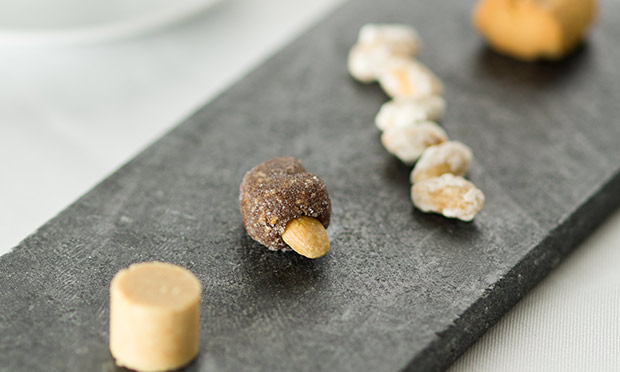 Petit fours de amendoim: biscoito e paçoca Petit fours de amendoim: biscoito e paçoca