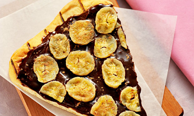 Pizza de banana e creme de chocolate e avelã