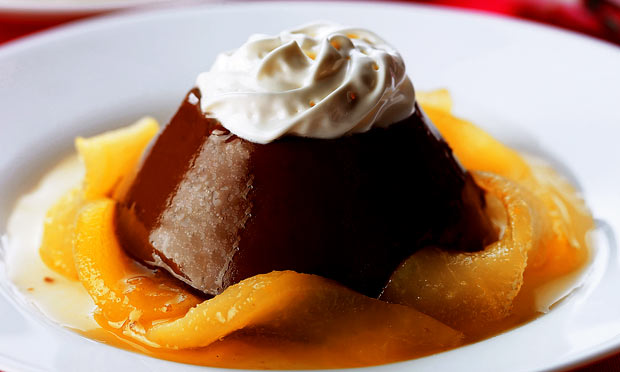 Pudim de chocolate com calda de pêras no licor Pudim de chocolate com calda de pêras no licor