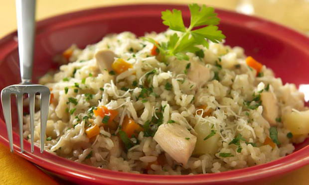 Risoto de frango na panela de pressão Risoto de frango na panela de pressão