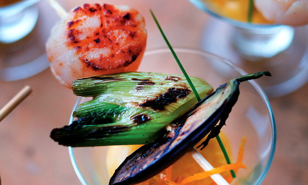 Robata de vieira com legumes Robata de vieira com legumes