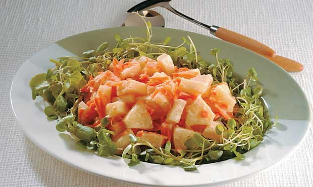 Salada de agrião, abacaxi e cenoura