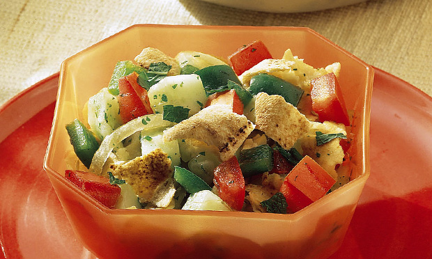 Salada de alface com pepino e pão sírio