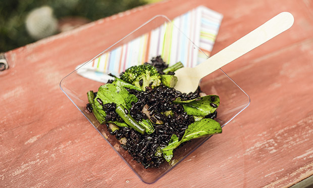 Salada de arroz negro com vegetais