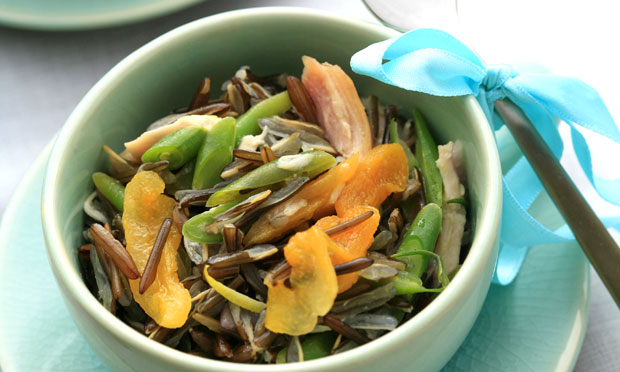 Salada de arroz selvagem com frango defumado Salada de arroz selvagem com frango defumado