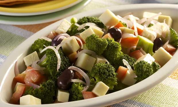 Salada de brócolis com queijo