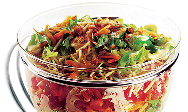 salada colorida com batata palha e bacon
