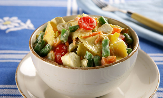 Salada colorida de macarrão