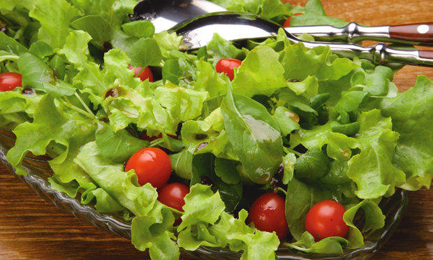 Salada com molho de maracujá