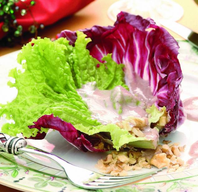 Salada com molho de nozes Salada com molho de nozes