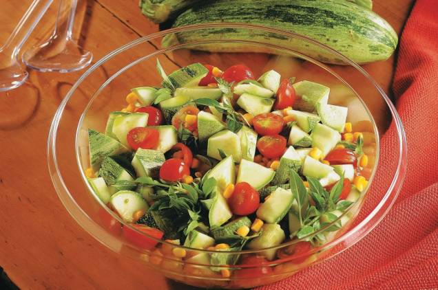 Salada de abobrinha e tomate-cereja Salada de abobrinha e tomate-cereja