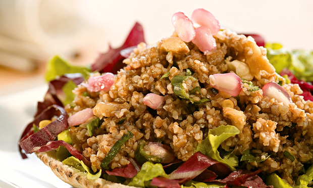 Salada de alface com bazargan no pão pita Salada de alface com bazargan no pão pita