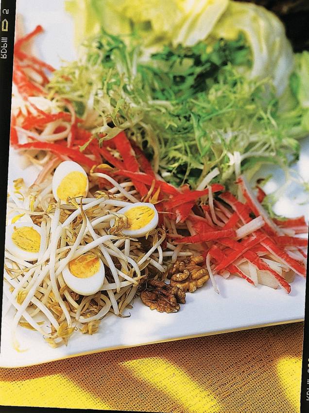 Salada de alface, nozes e kani Salada de alface, nozes e kani