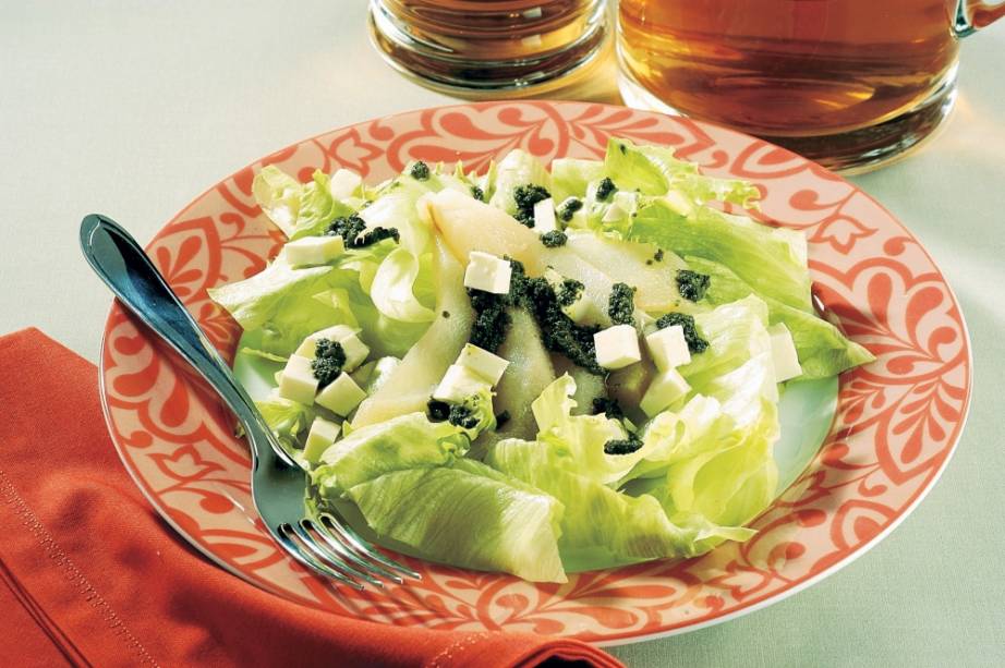 Salada de alface, pêra e pesto de hortelã