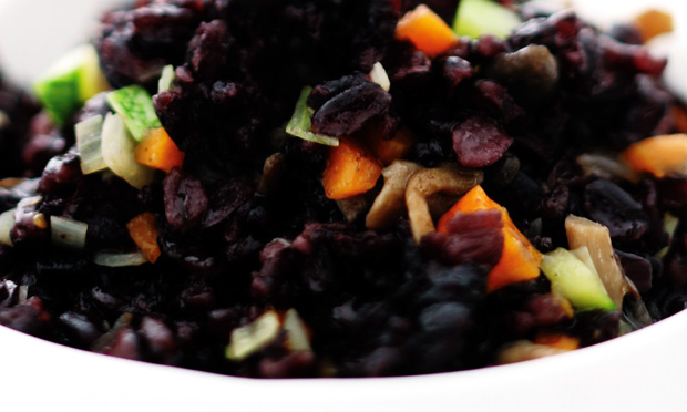 Salada de arroz negro: experimente esta delícia