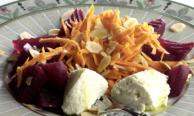 Salada de beterraba e cenoura com quenelles de ricota