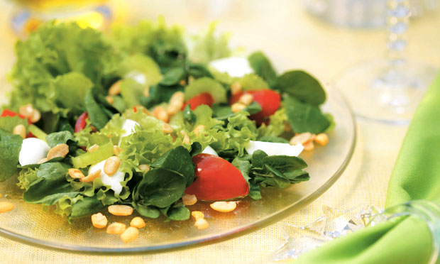 Salada de folhas com mussarela da búfala Salada de folhas com mussarela da búfala