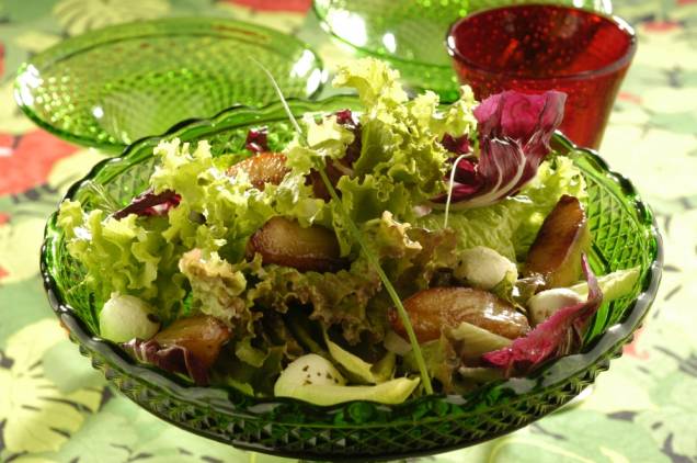 Salada de folhas, pera e queijo Salada de folhas, pera e queijo