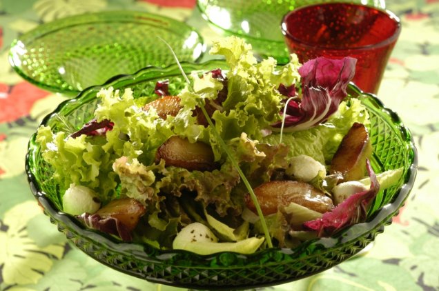 Salada de folhas, pera e queijo