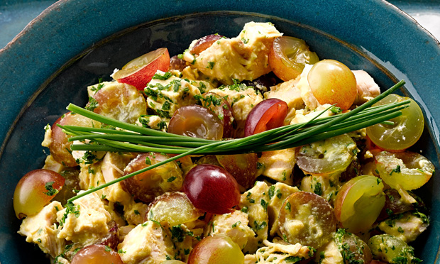 Salada de frango com uvas e molho de mostarda