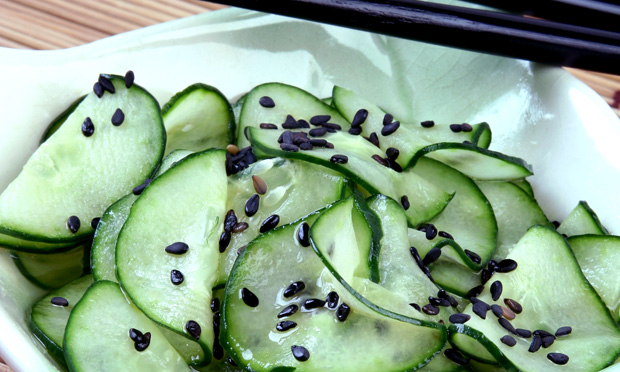 Salada de pepino com gergelim preto