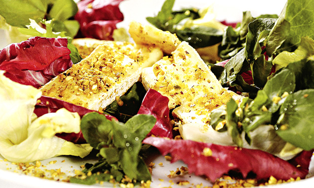 Salada com queijo de cabra empanado Salada com queijo de cabra empanado