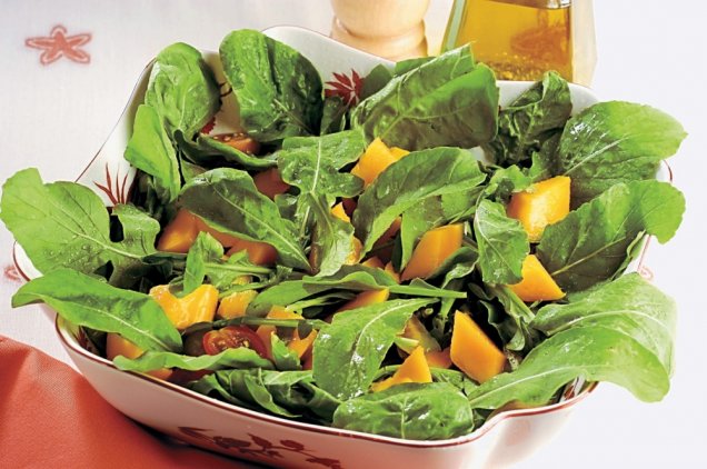 Salada de rúcula com manga e molho de canela