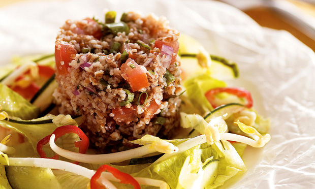 Salada de triguilho com brotos de feijão