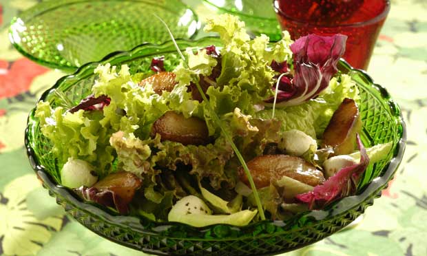 Salada de folhas, pera e queijo