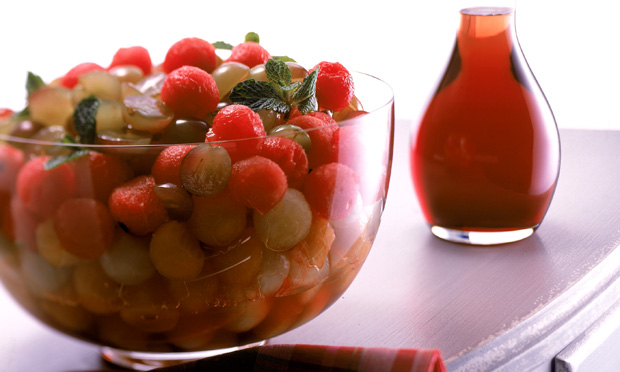 Salada de melão, melancia e uva com calda de groselha