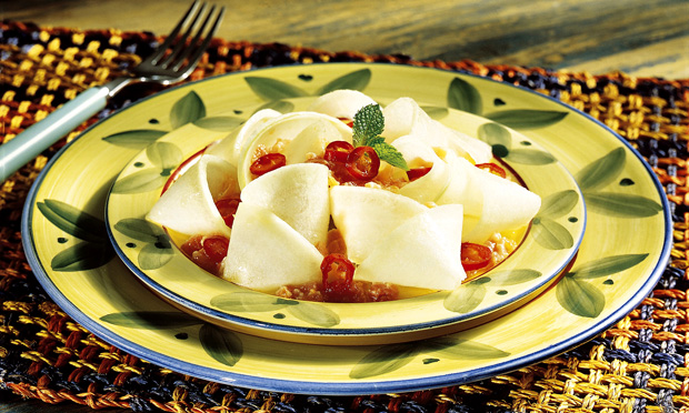 Salada de melão com salmão defumado