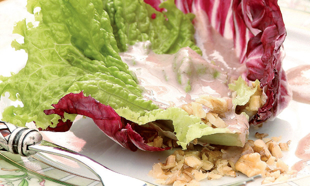 Salada com molho de nozes