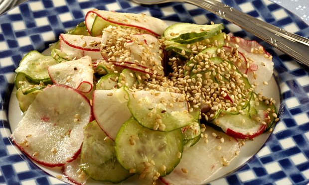 Salada de pepino e rabanete com gergelim