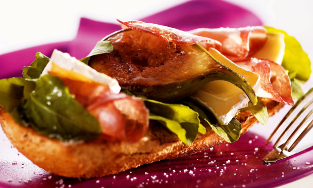 Sanduíche aberto com figo, brie, rúcula e copa: uma mistura deliciosa! Sanduíche aberto com figo, brie, rúcula e copa: uma mistura deliciosa!