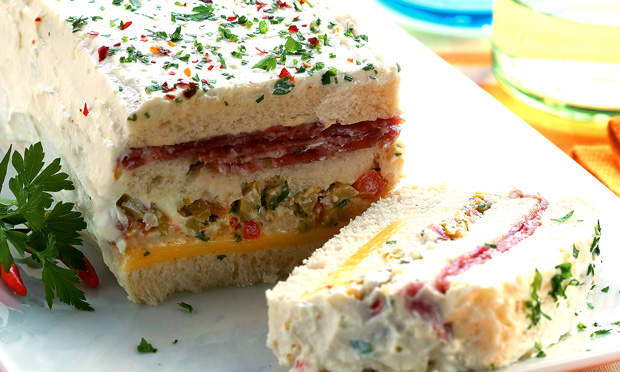 Sanduíche de salame com cobertura Sanduíche de salame com cobertura