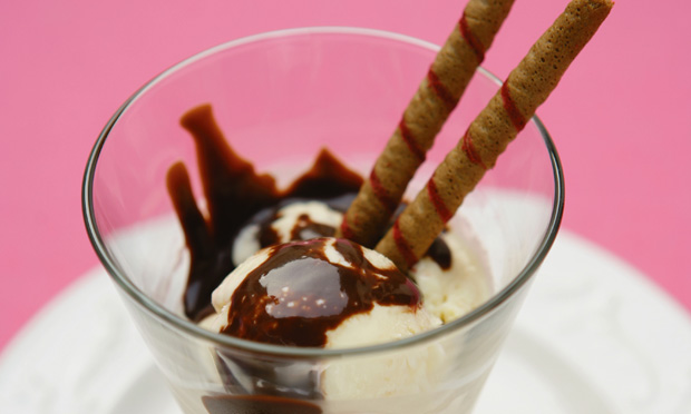 Semifreddo com calda de chocolate