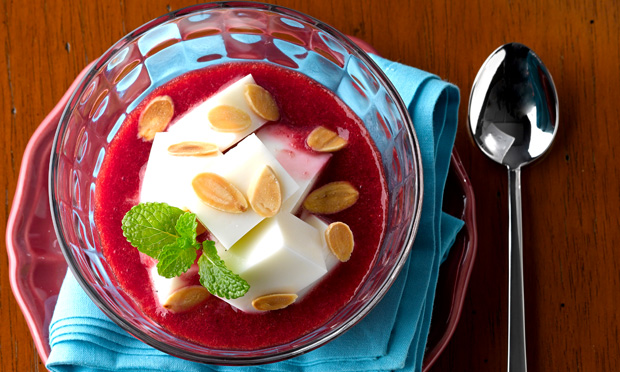 Sopa de frutas e geleia com gelatina de iogurte