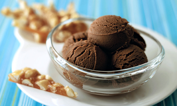 Sorvete de chocolate com crocante de macadâmia