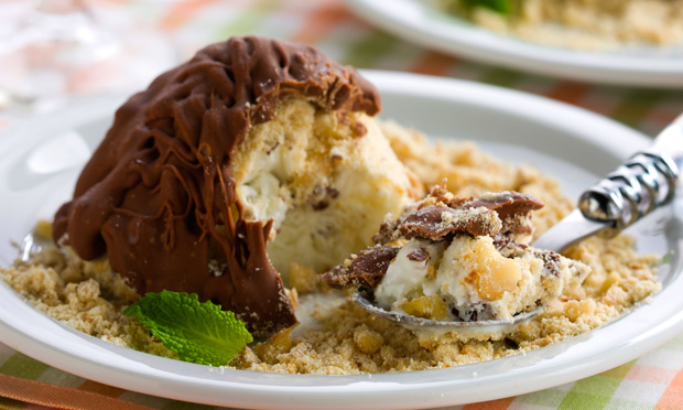Sorvete com farofa e cobertura de chocolate
