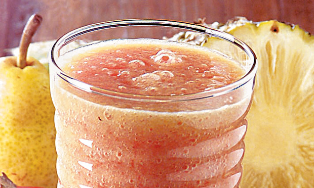 Suco de caqui, abacaxi e pera Suco de caqui, abacaxi e pera