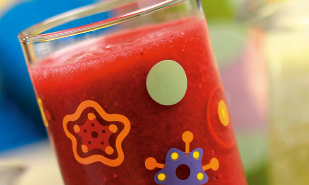 Suco de amora com morango e água de coco Suco de amora com morango e água de coco